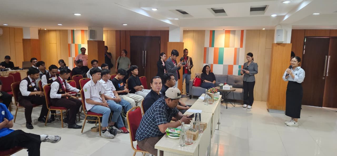 Students and hoteliers attending Battle of The Baristas briefing